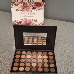 Eye shadow palette
